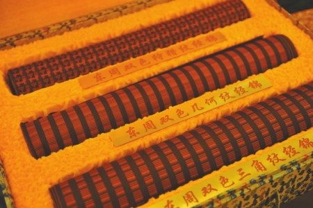 "大国工匠"王亚蓉:复织出土古丝绸全凭一双灵巧手-新闻中心-洛阳网