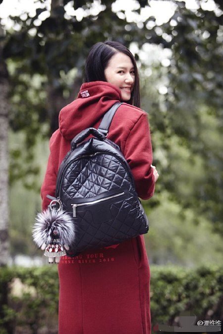 维维一笑很倾城谭维维随性街拍笑容甜到酥