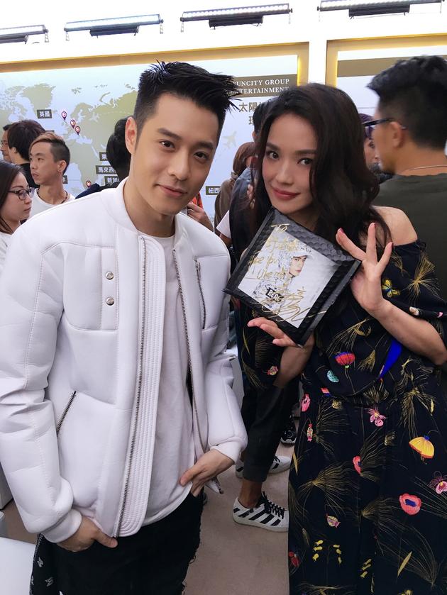 周汤豪新专首发与舒淇等人出席赛车活动