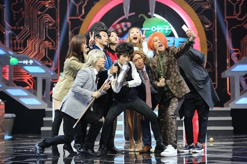 《火星情报局》现场众人齐扮"杀马特"造型