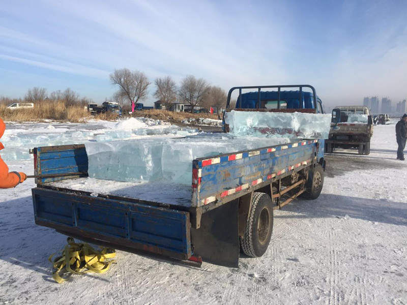 刚刚装上车的巨大冰块,准备运往冰雪大世界园区.