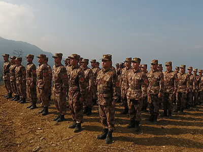 徒步验收云南军区扫雷部队完成红河段排雷任务