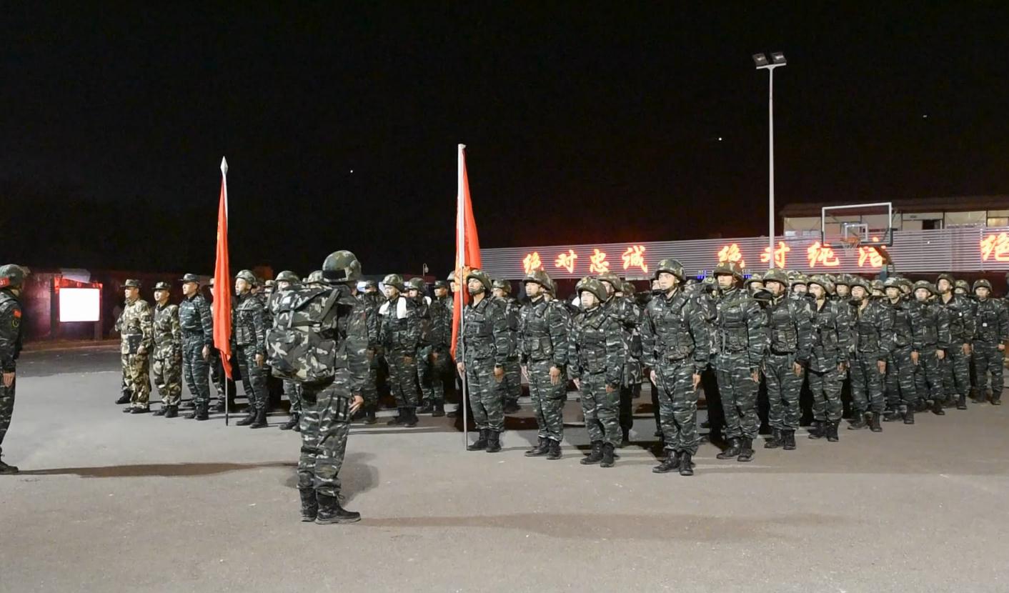 qq空间新浪微博腾讯微博qq微信 原标题:   伴随着急促的紧急集合哨