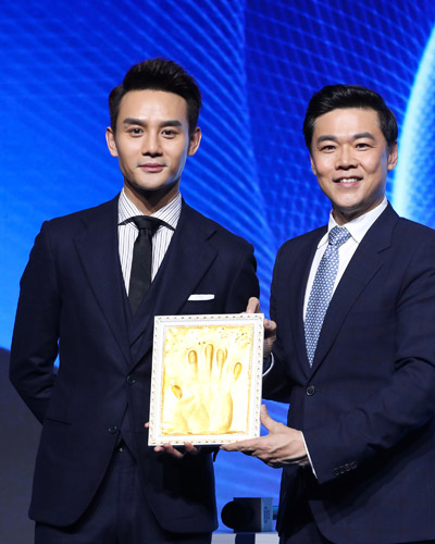 王凯展现狮子座豪放的笑释放非凡王者星主张