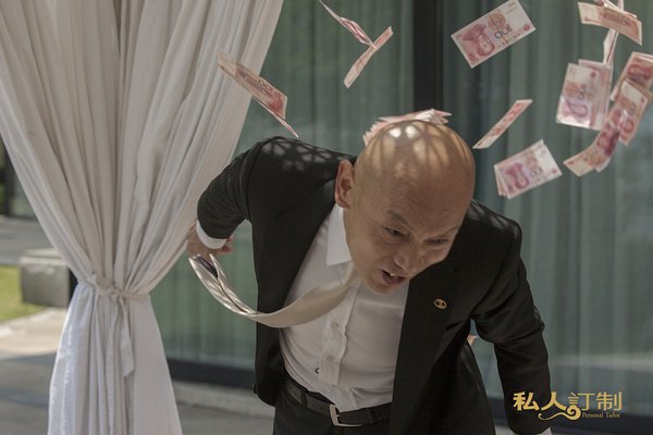 《一步之遥》中间穿插了葛优在《让子弹飞》里的长发中分造型,喜剧