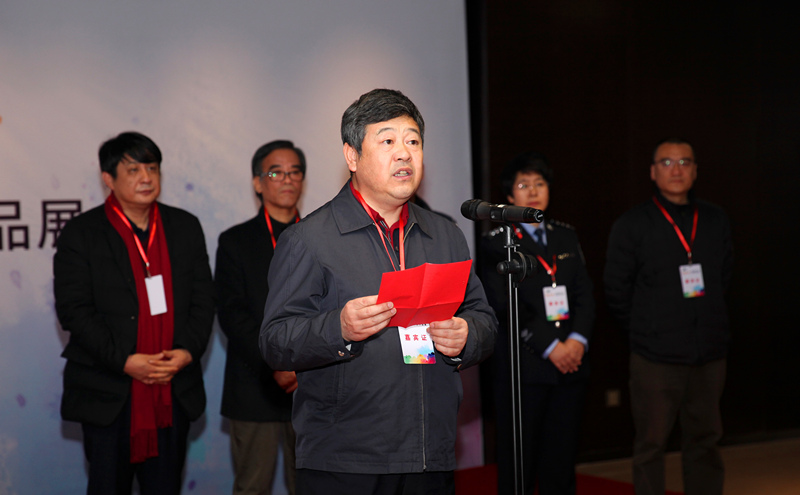 12月20日,铁路公安局政委张建祥出席"逐梦金秋"书画作品巡展