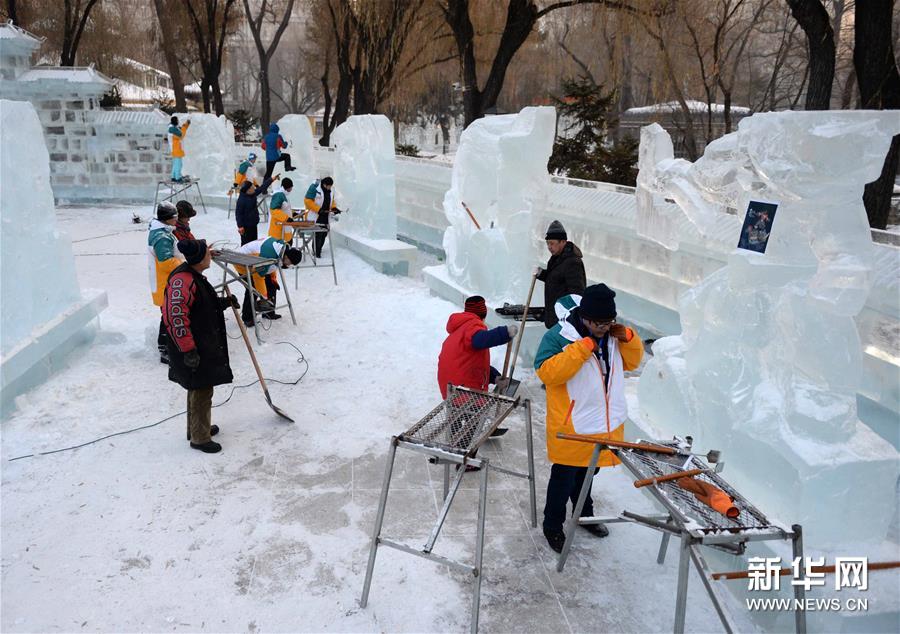 1月7日,参赛选手在制作冰雕作品.新华社记者 王凯 摄