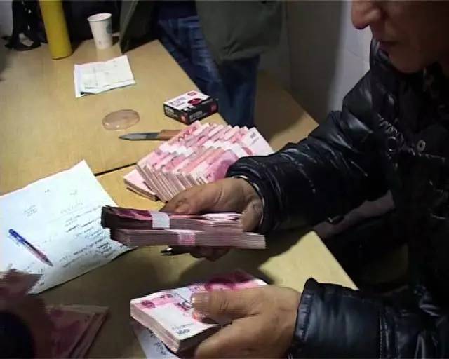 辛苦了一年的农民工拿到了工地总承包方发放的工资