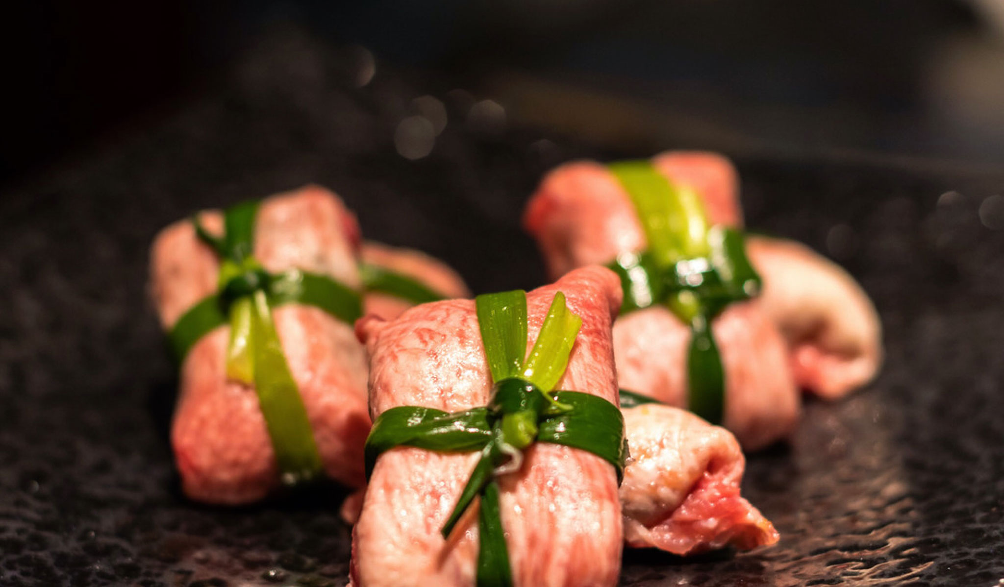 新鲜的马肉生食有着入口即化的口感,涮马肉和油脂内脏也是同样美味