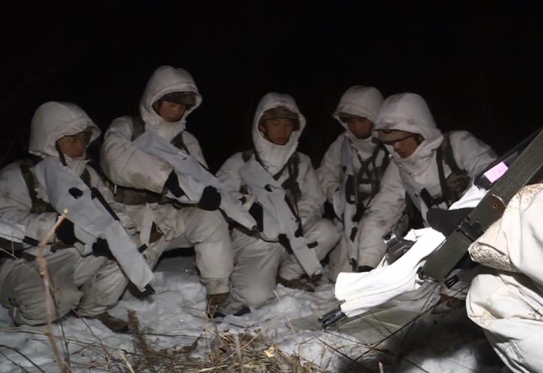 侦察兵雪夜搜剿训练无光无声条件下抓获目标