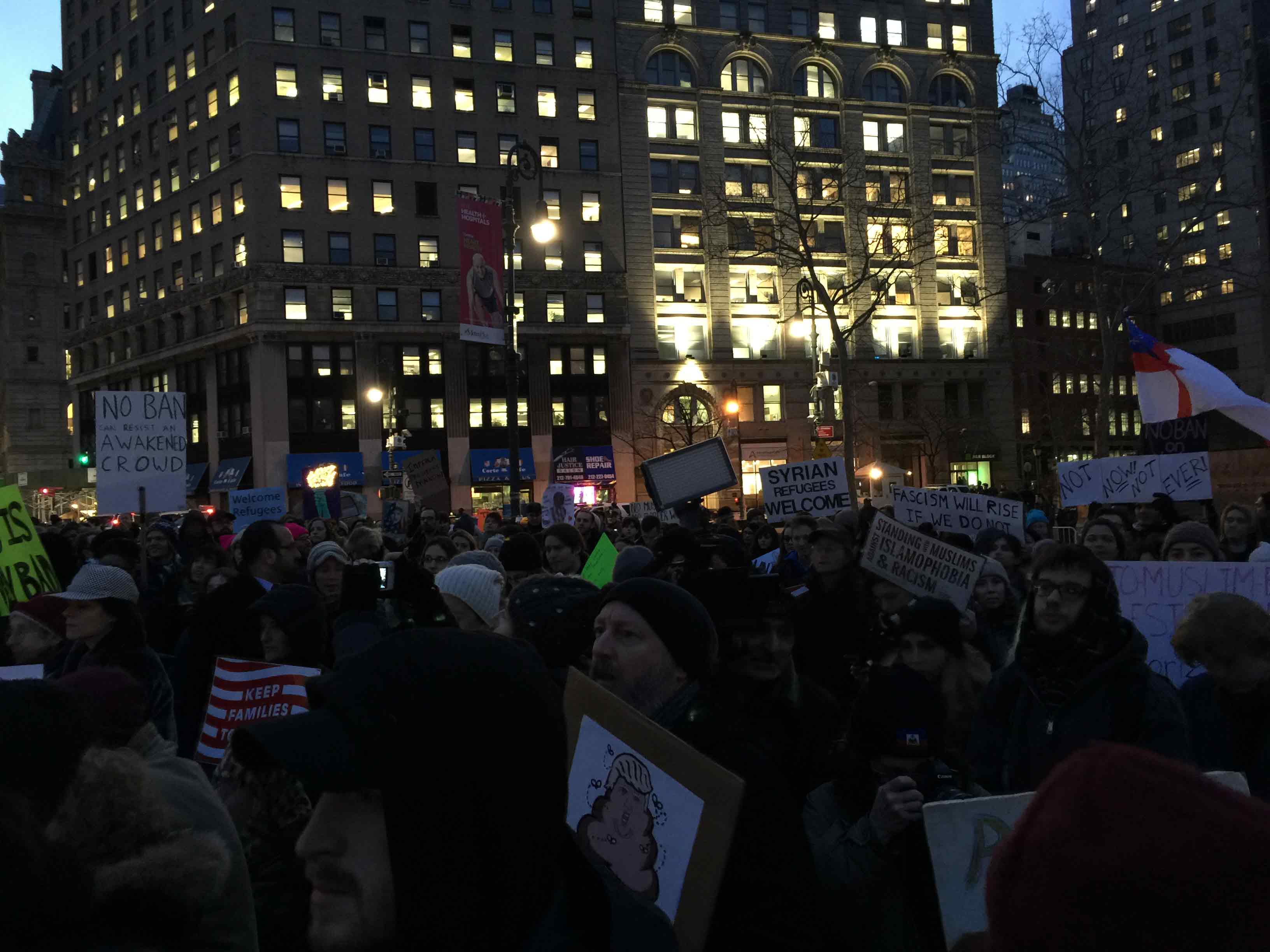 美国纽约上千民众聚集 抗议"穆斯林限制令"(图)