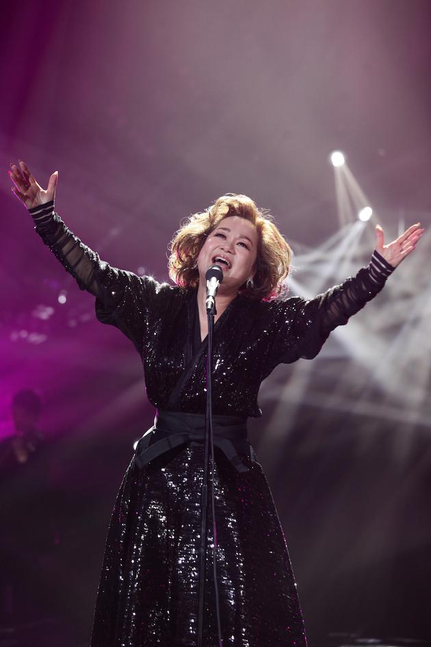 com sn:杜丽莎献歌致敬母爱 谭晶动情哭成"泪人"