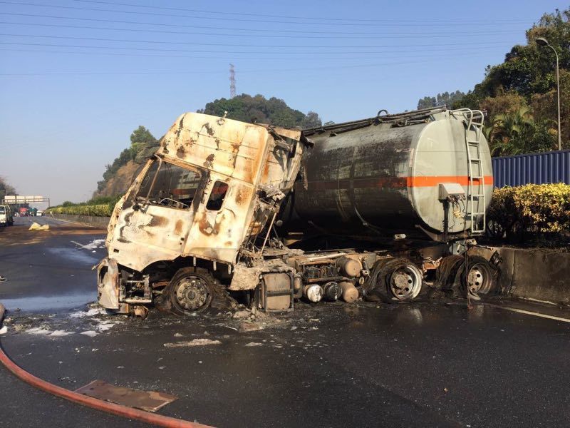 广东虎门大桥发生车祸车辆起火 有甲醇泄漏(图)