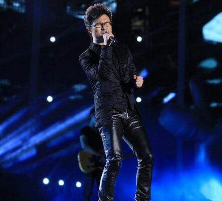 自从当妈妈以后,果断地大幅减少工作量,专心照顾醒醒跟继女小苹果