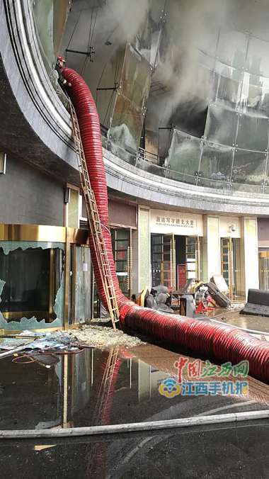 消防机器人深入火场内部排烟