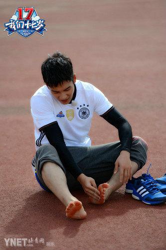 《十七岁》韩东君挑战高难度穿裤子 郭富城华少干着急