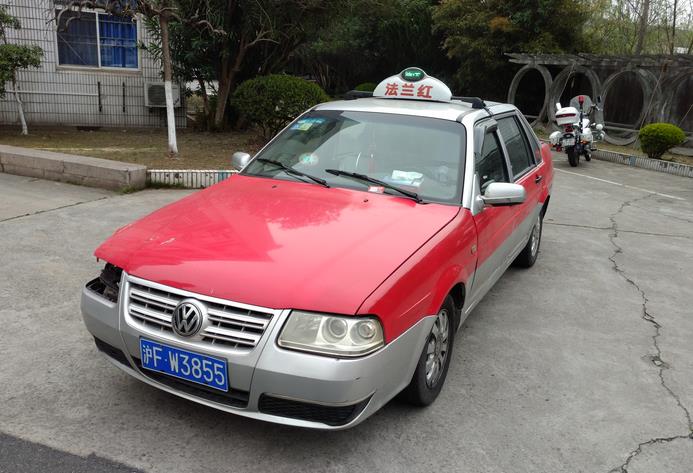 交通执法大队在民主街南华路路口发现车牌号为"沪fw3855"的法兰红夜城