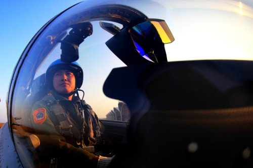 舰载机飞行员戴明盟,现任海军舰载机部队司令员