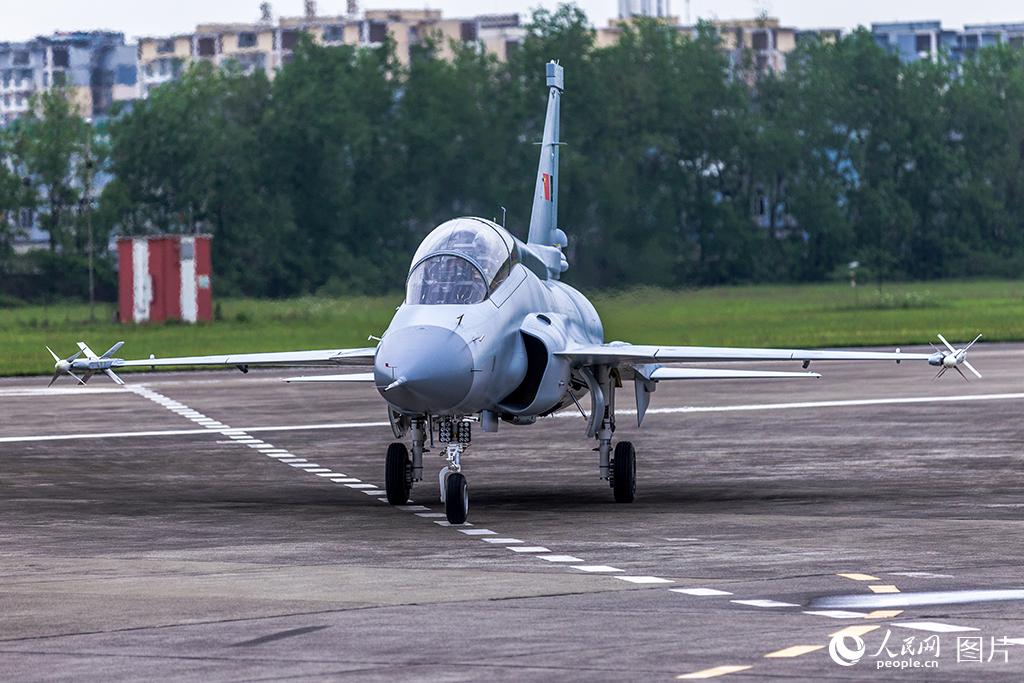 中国航空工业枭龙双座战斗教练机01架在成都首飞