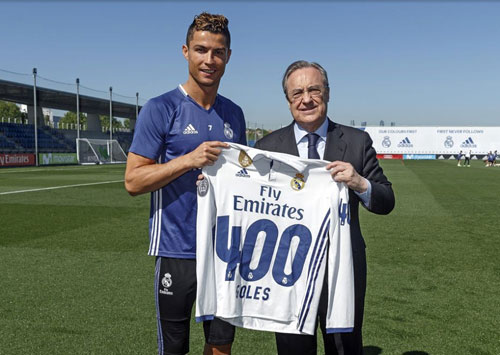 皇马主席弗洛伦蒂诺亲自来到训练场,向c罗赠送了印有400数字的特别