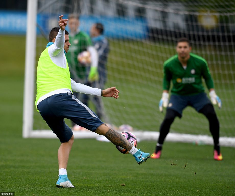 国际米兰训练备战热那亚伊卡尔迪凌空抽射