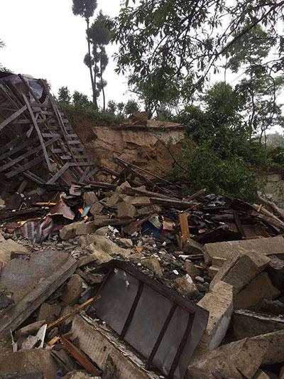 重庆万州一民房被后山落石砸垮两人遇难