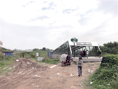 周末外出游玩过程中,发现了一个非常"隐秘"的轻轨站——6号线曹家湾站