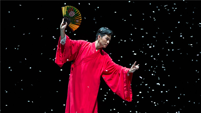 余少群清俊的容貌,儒雅的气质,尤其是自幼学戏练就的扎实戏曲功底,令