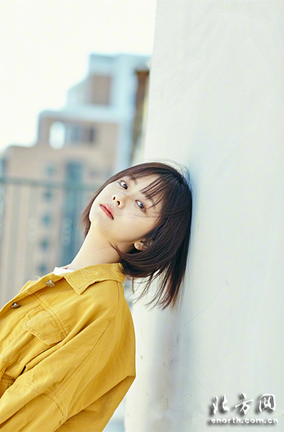 谭松韵晒天台自拍短发清爽显少女力