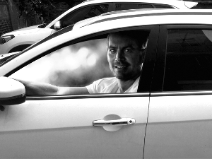 许多网店都有出售真人车窗贴,销量不低.