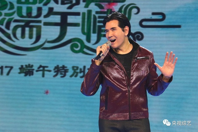 费翔用"在每一刻,孤冷的星会亮起来"的歌声缓缓诉说,不禁展现海外华人