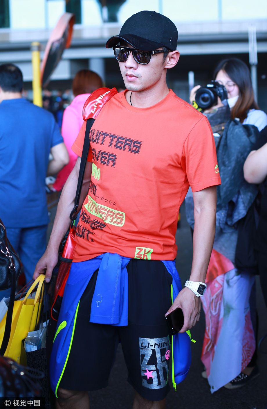 国乒全队载誉回国 张继科墨镜加面酷炫现身