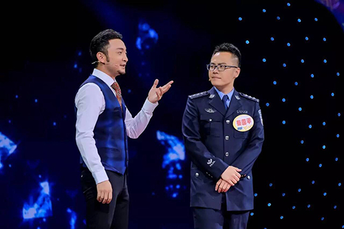 我要说的是警察魔术师秦国平.人可是一个正儿八经的警察