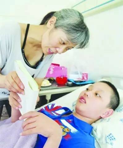 12岁儿子遭遇严重车祸成植物人35岁的她一月白头