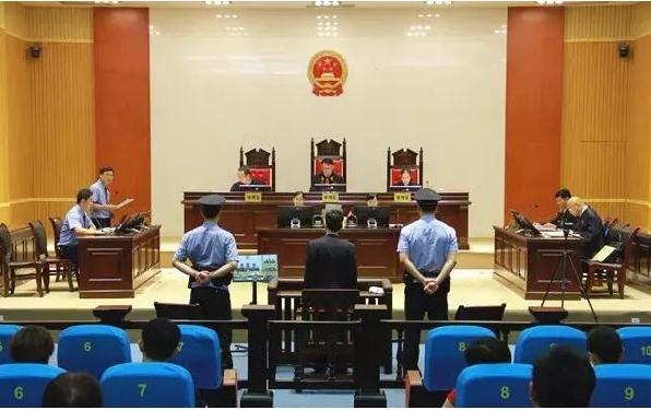 广西金投集团原副总经理刘忠受贿违法发放贷款案一审开庭