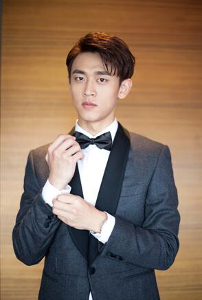 王天辰随芳华亮相新晋初恋男神来袭