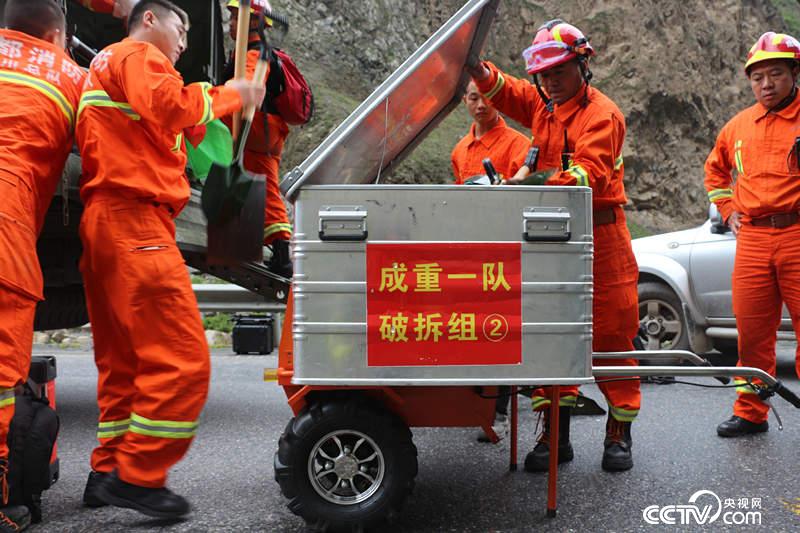 火速驰援,挺进被掩埋村落!