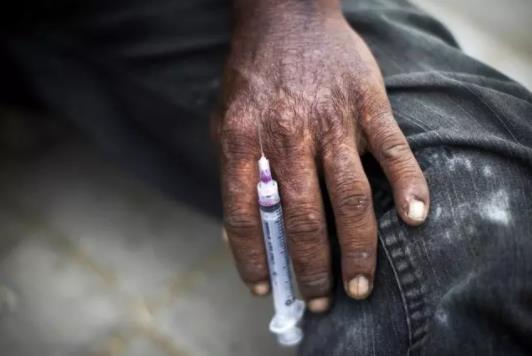 看不见的黑暗中总有人替我们负重前行