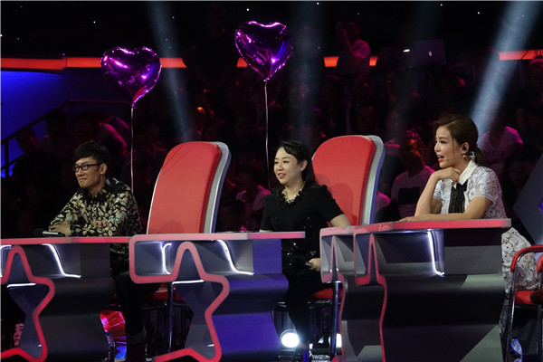 "健身小达人" 闫笑然带着爸爸妈妈,以及12位"壮汉"再次回来挑战大明星