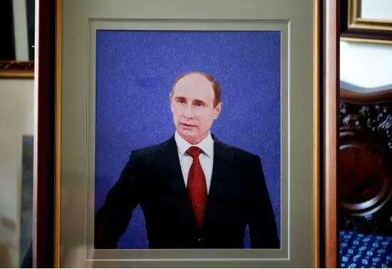 两国元首会面时互赠礼物,也常常传为美谈.