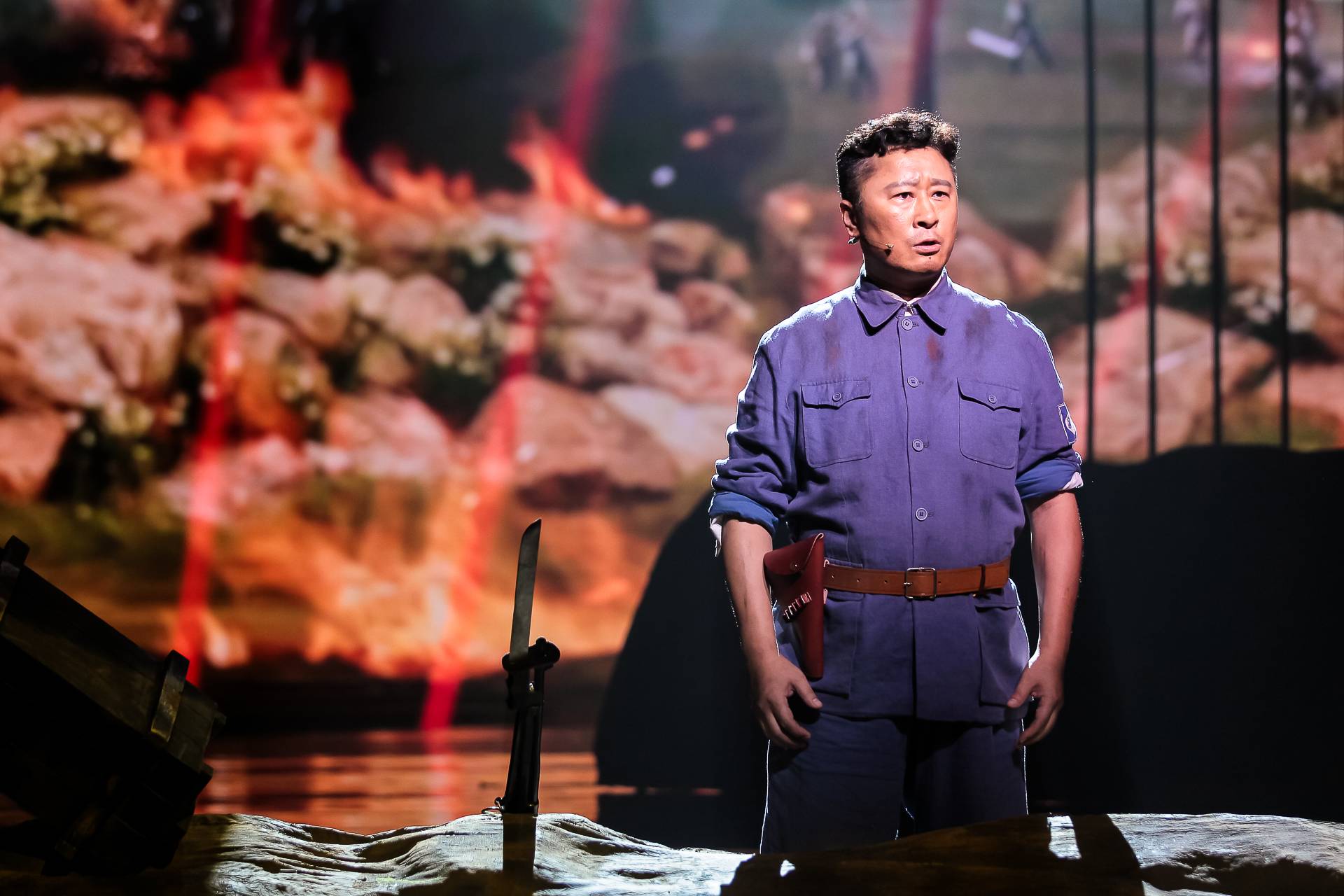 煤矿文工团的演员们带来的舞台短剧《热血忠魂》,用艺术的方式塑造了