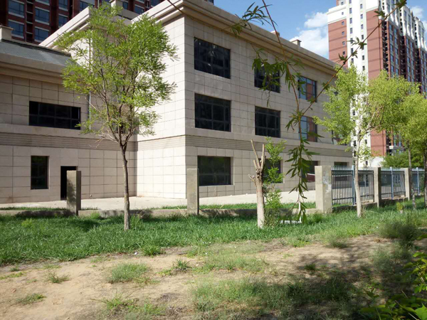 凤凰新城小区位于横山区三产服务园区,在榆林城区西南处,距离榆林市