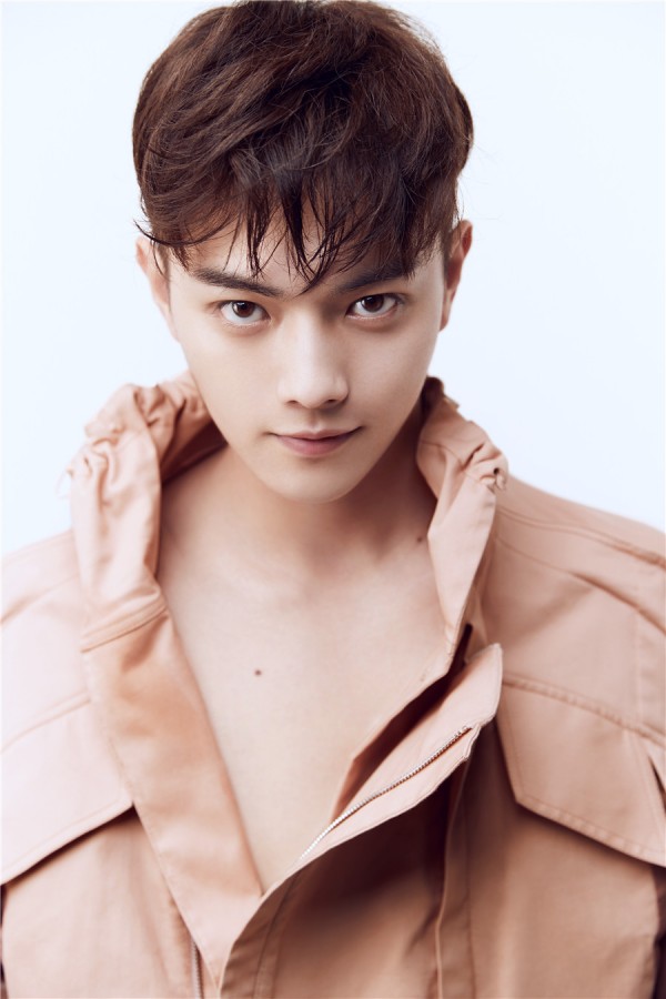 许凯曝"眼神杀"写真 神似陈伟霆