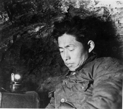 郑律成在防空洞里进行创作