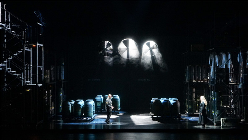 在底层的弹药舱,这对恋人的爱情进入狂喜,爱情的浪漫与周围恐怖的环境