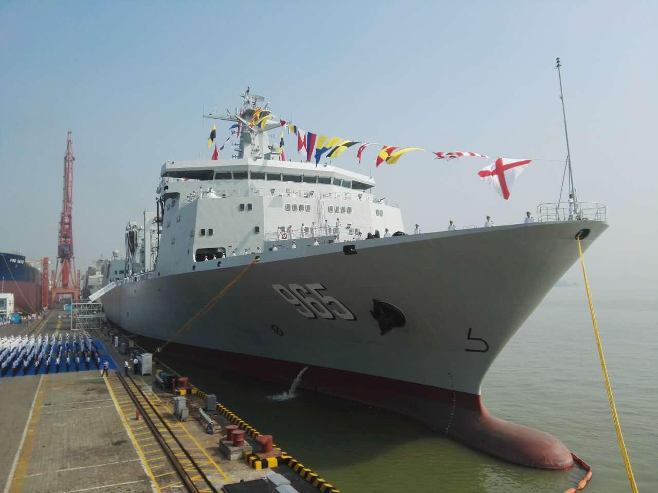 综合补给舰呼伦湖舰入列(图)