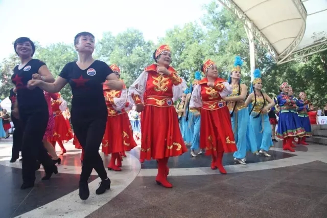 8日,比赛开始前,由天团健身教练刘涵现场进行了半小时的教学