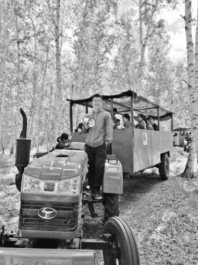 赵红松在撒欢牧场游览车上为游客讲解草原文化