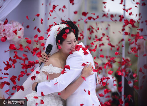 奥运冠军李晓霞大婚 两人微笑相拥现场温馨