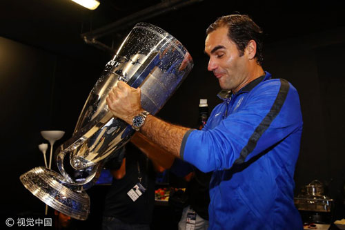 拉沃尔杯颁奖欧洲队15-9夺冠 费德勒用奖杯豪饮